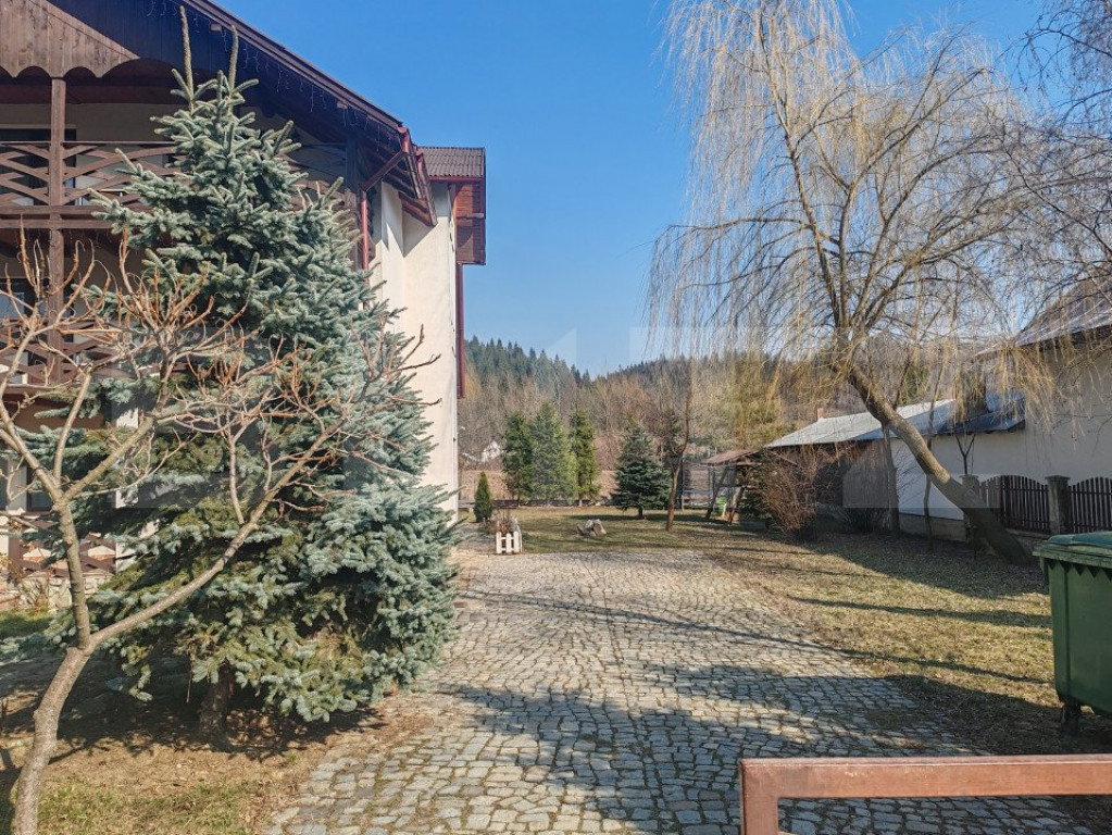 Pensiune cu 9 camere, 250 mp, teren de 900 mp, zona Manastir