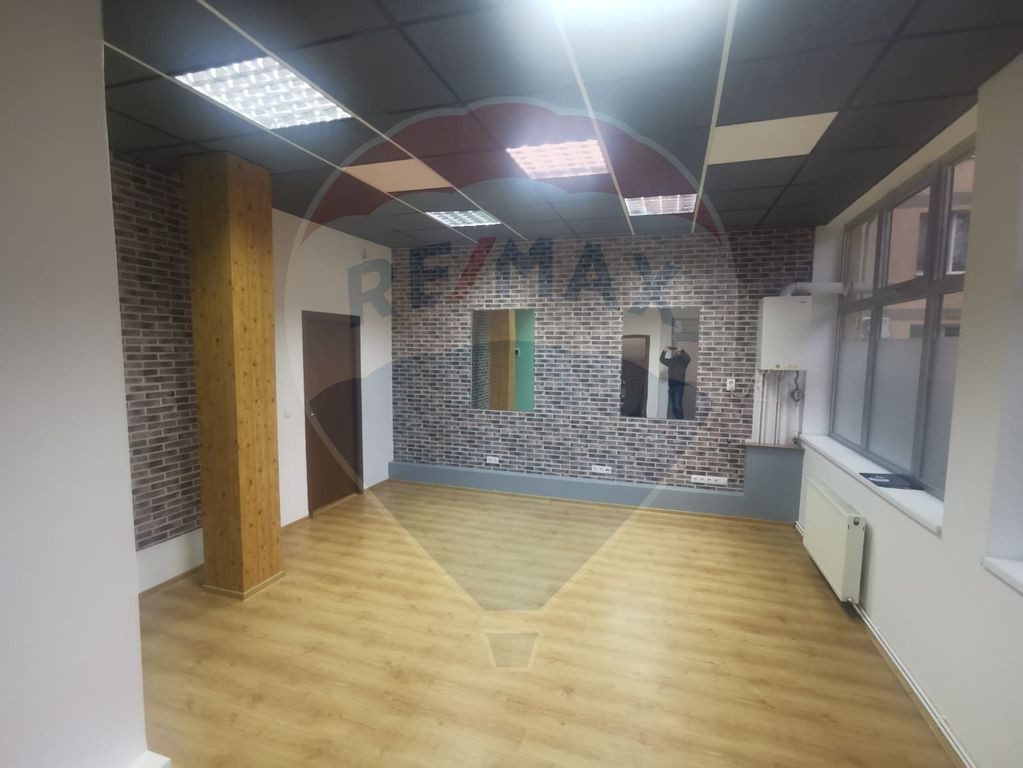 DE ÎNCHIRIAT – Spațiu comercial 34 mp, Piața Revolu?...