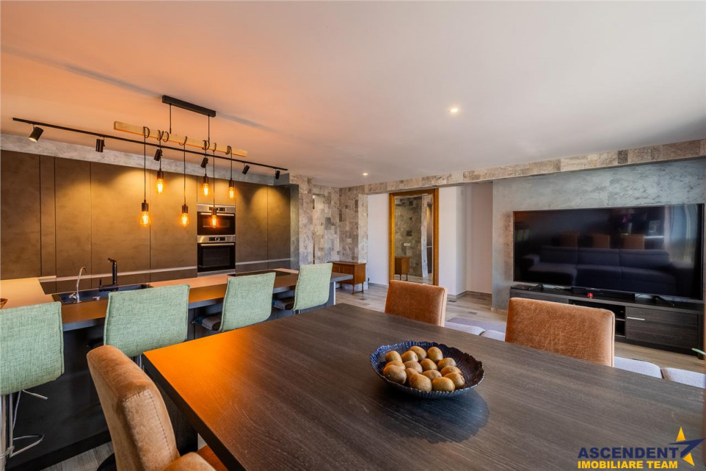 EXPLOREAZA VIRTUAL! Decomandat si elegant, cu parcare, Urban