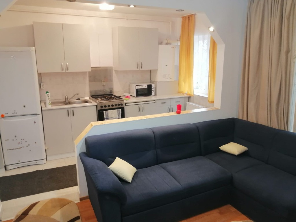 Ap. 1 camera 40 mp, balcon, parter str.Eroilor, zona Profi Floresti