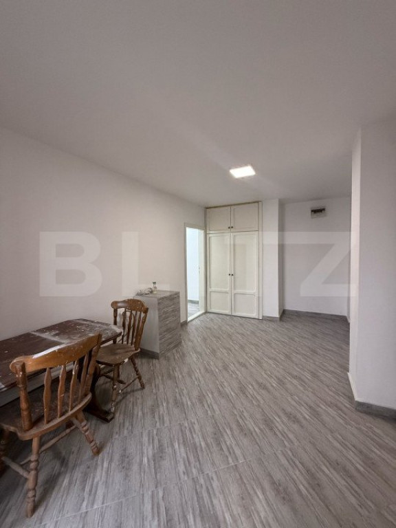 Apartament cu 3 camere, 76 mp, decomandat, zona Centrala