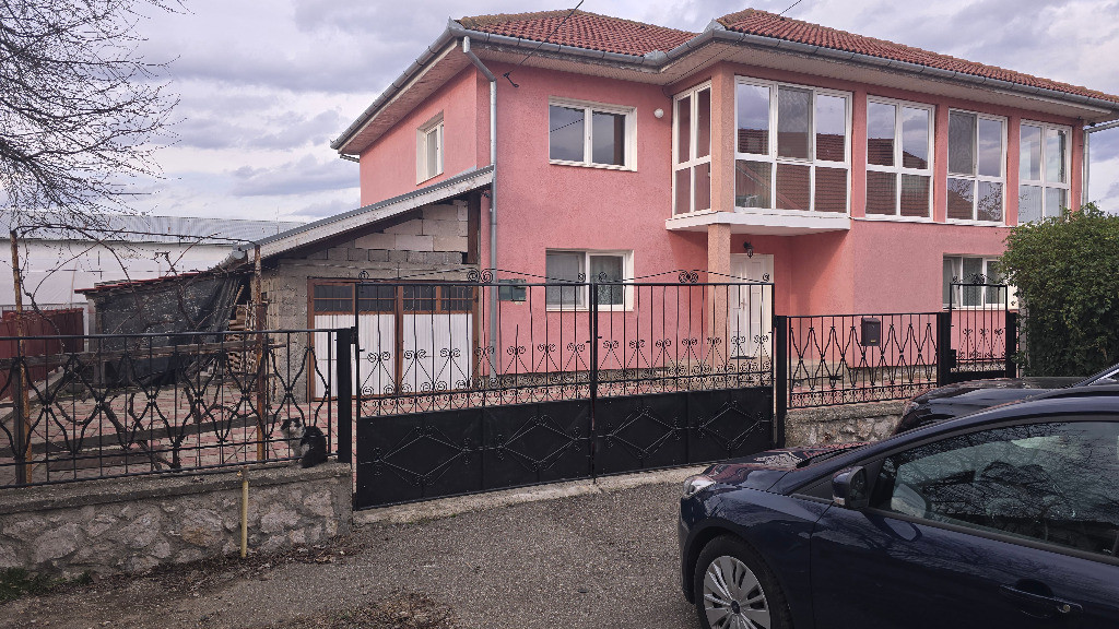 Vand casa in Deva, zona Garii (Peste Linia Ferata), P+E, din anul 2010