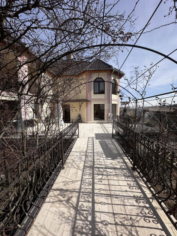 Casă spațioasă, 11 camere, 600 mp, teren 1450 mp, zona Li