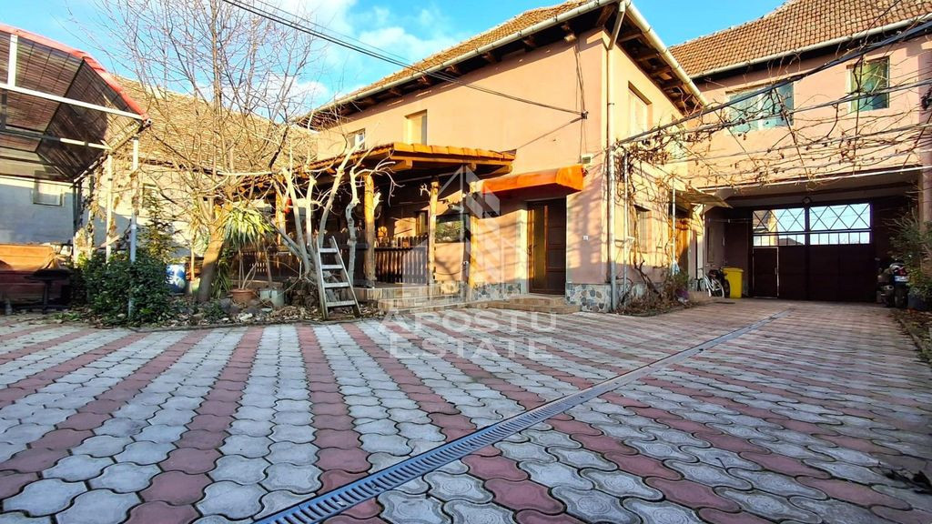 Apartament 2 camere la curte comuna cu terasa