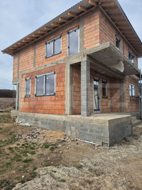 Vila noua de vanzare la intrare in Corunca