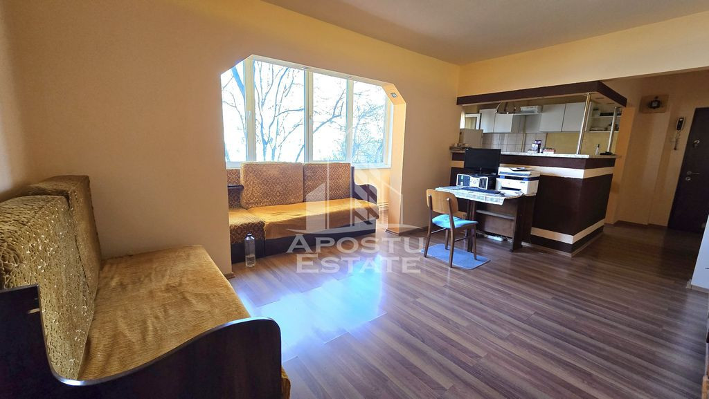 Apartament 3 camere, etaj 3, centrala proprie, zona Circu...