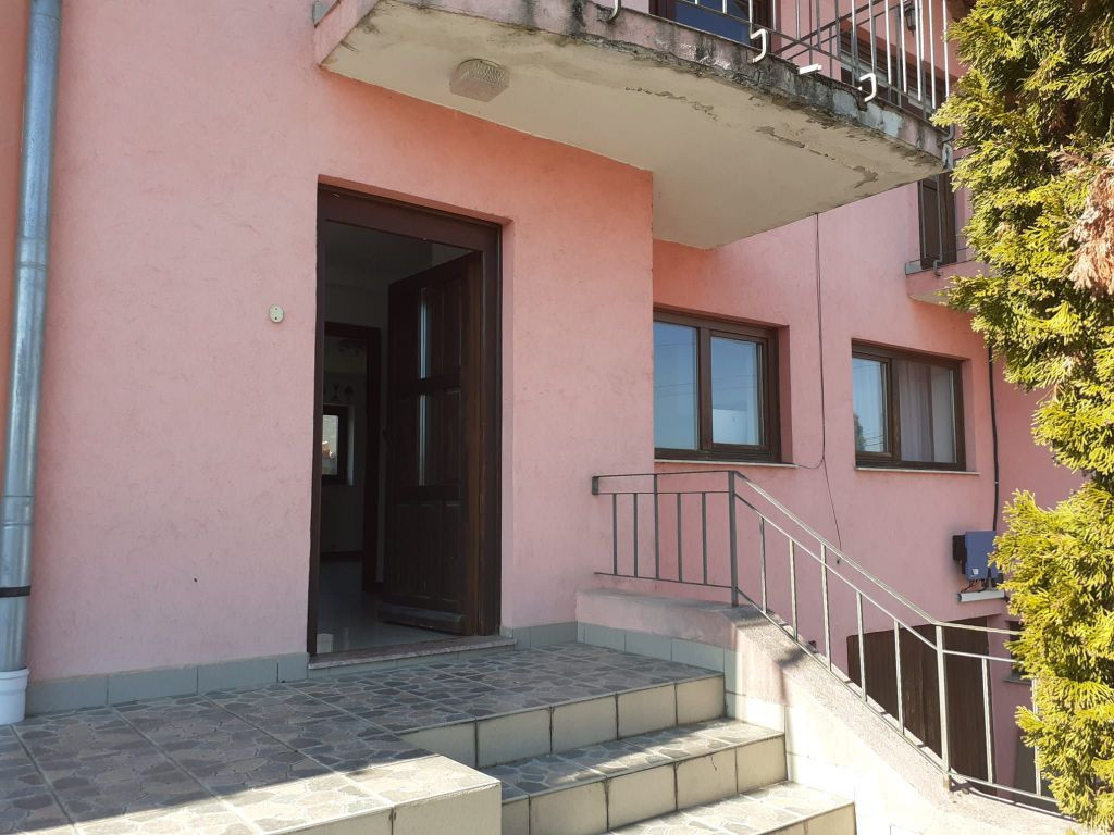 Casa insiruita, 2 dormitoare, garaj,Sanmartin. 450 E/luna...