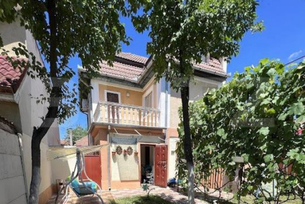 Vila individuala, 190 mp, 8 camere, garaj, curte, zona Lipov