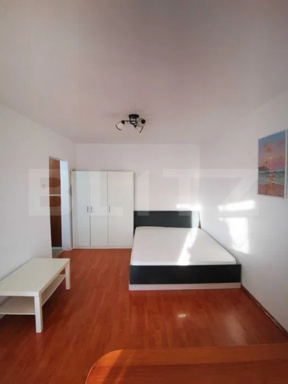 Garsoniera, decomandata, 28 mp, zona Plopilor