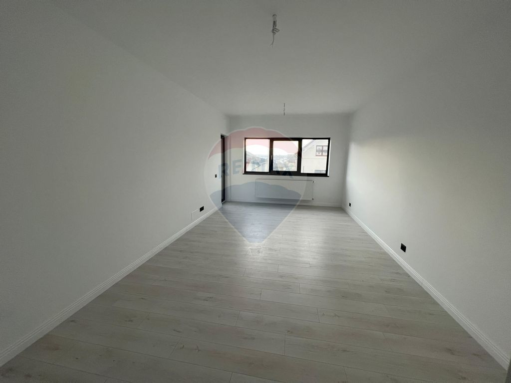 Apartament nou, 3 camere, curte proprie 50mp, de vânzare