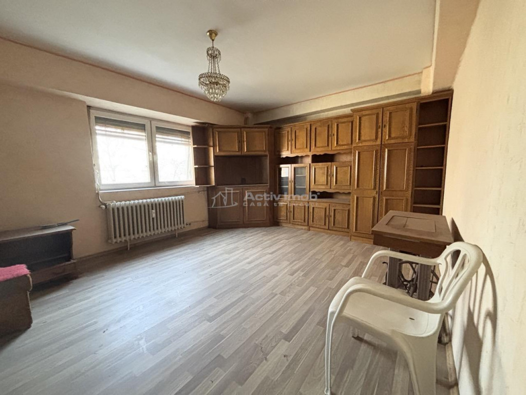 Apartament 3 camere - etajul 1 - cu terasa langa Spitalul Ju
