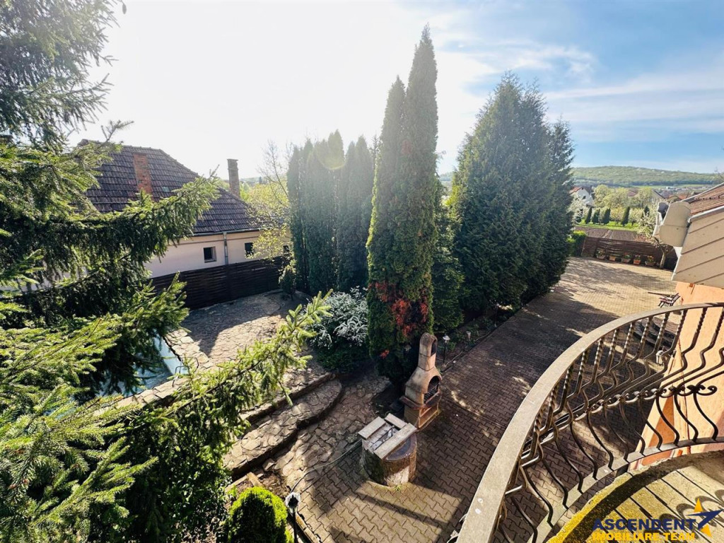 Pe 2.300mp teren,proprietati notabile, piscina, garaj,deschi