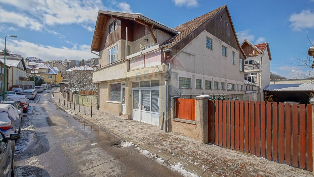 Vilă pe Dealul Cetăţii, 2 saloane, 7 camere, D+P+E+M, ...