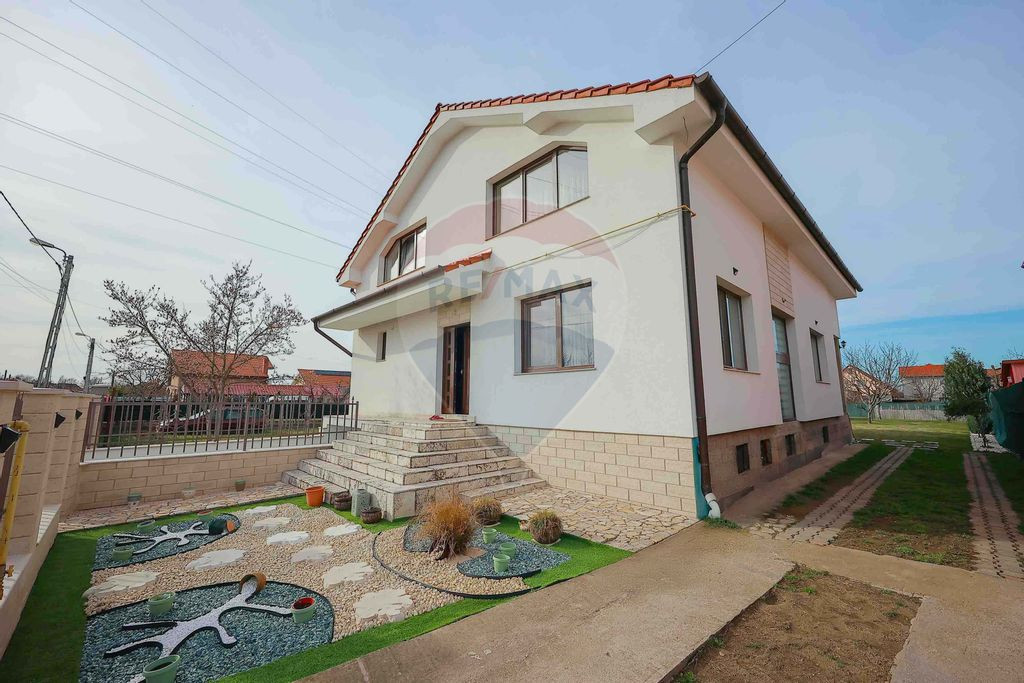 Casă cu 6 camere de vânzare în zona Episcopia Bihorului