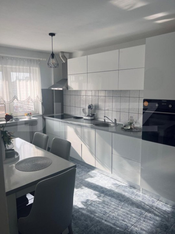 Apartament de vanzare, cu 4 camere, 94 mp, zona Andrei Mures