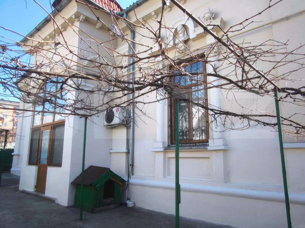 Casa cu 4 camere, 128 mp utili si 303 mp teren, zona central