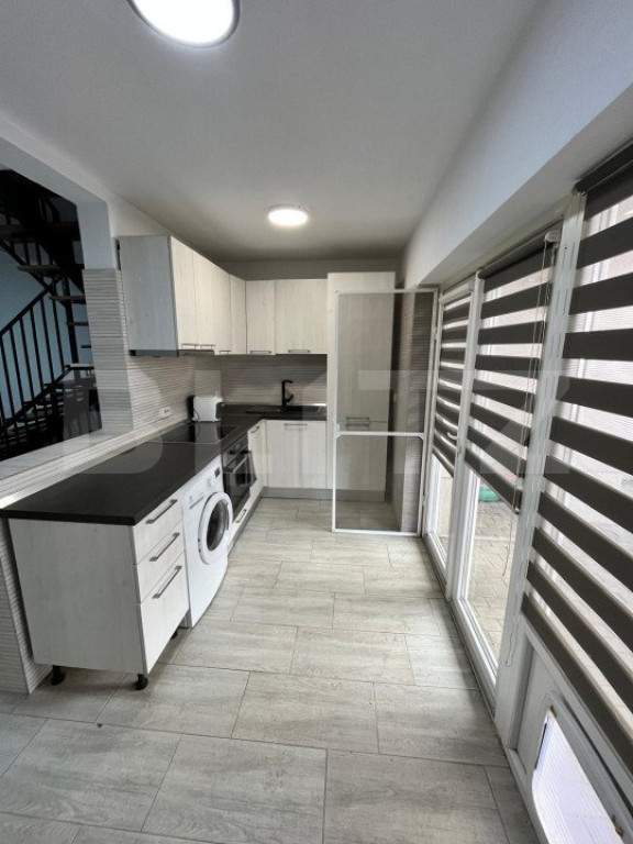 Casa individuala de vanzare, cu 5 camere, 150 mp, zona stra