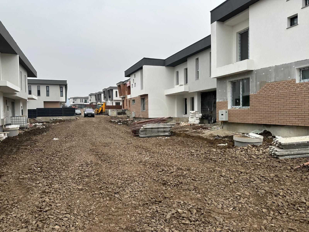 Casa tip Triplex de vanzare,Floresti