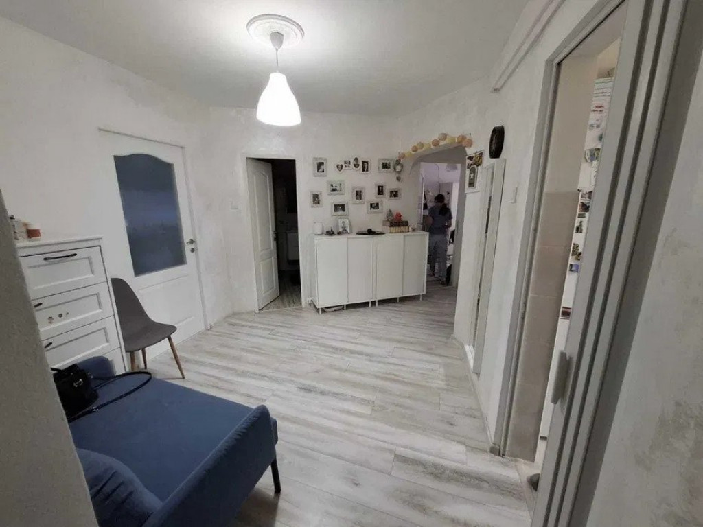 APARTAMENT 3 CAMERE, DECOMANDAT, ETAJ INTERMEDIAR,APROAPE DE
