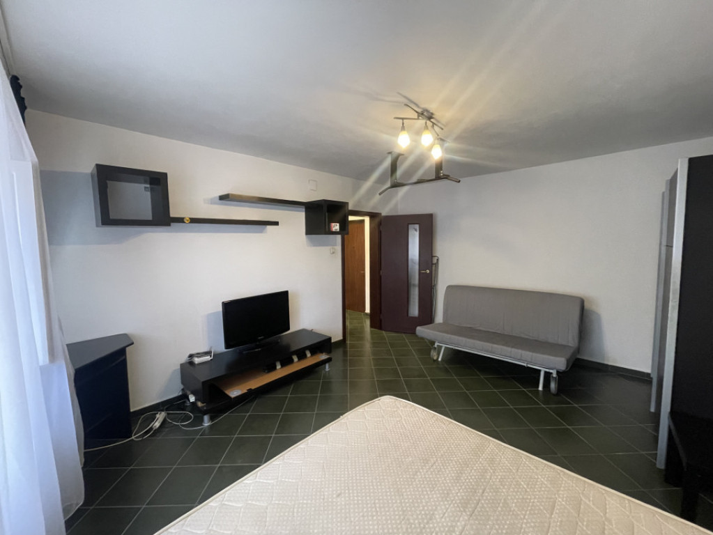 Vitan Mall, adiacent, garsoniera la parter, 37mp, decomandat