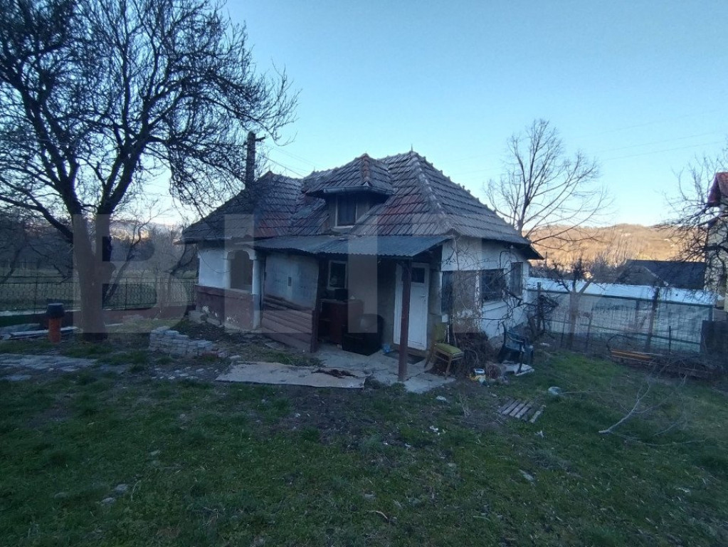 Vând casă de 47 mp construiți, în zonă pitorească –