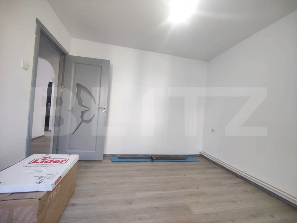 Apartament 3 camere, Tic-Tac