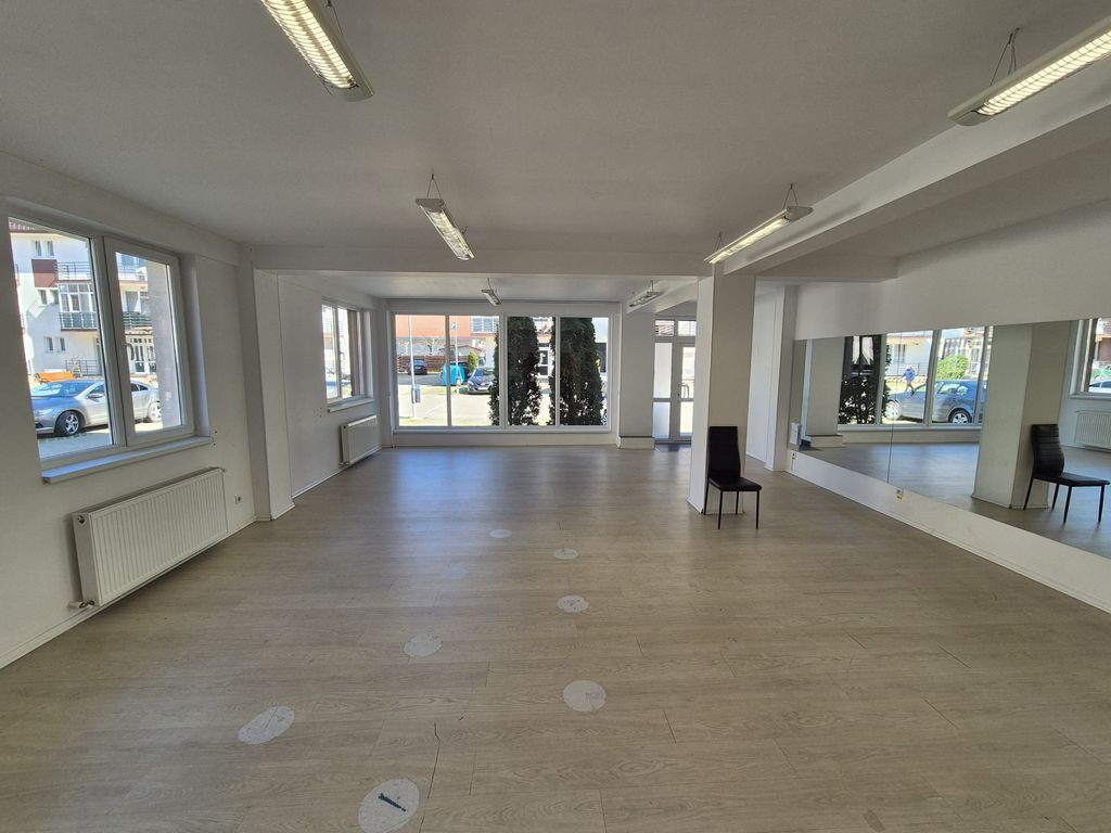 Spatiu comercial 109,54 mp + teren 222 mp + 2 locuri de p...