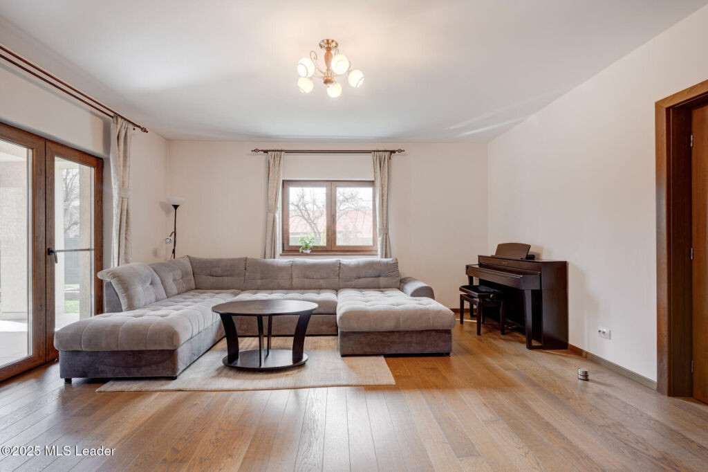 Vilă Impresionantă în Tunari - Spațiu, Confort și