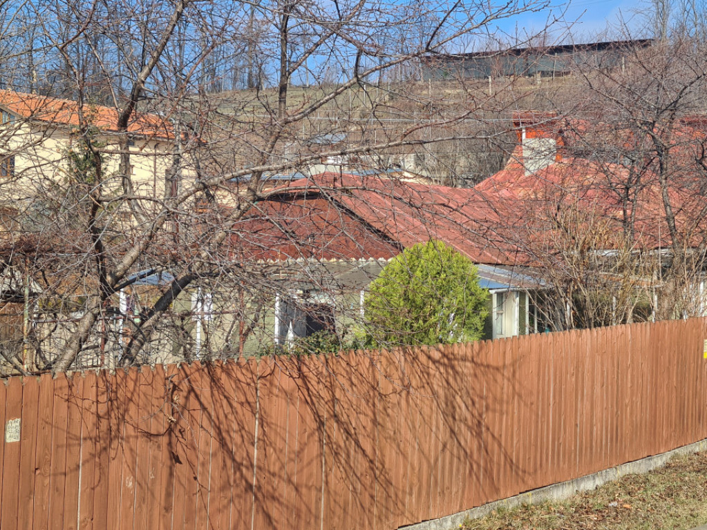 Casa bătrânească in zona liniștită