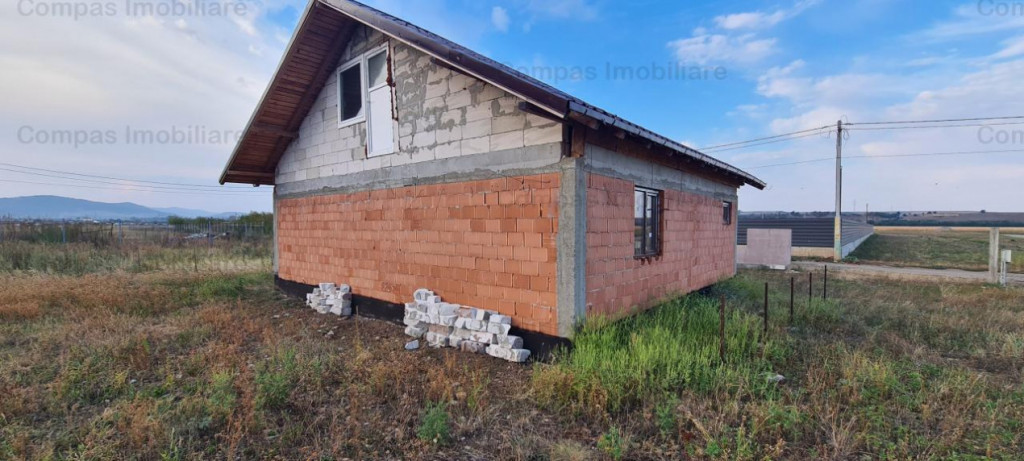 Casa la roșu in zona Dumbrava Roșie