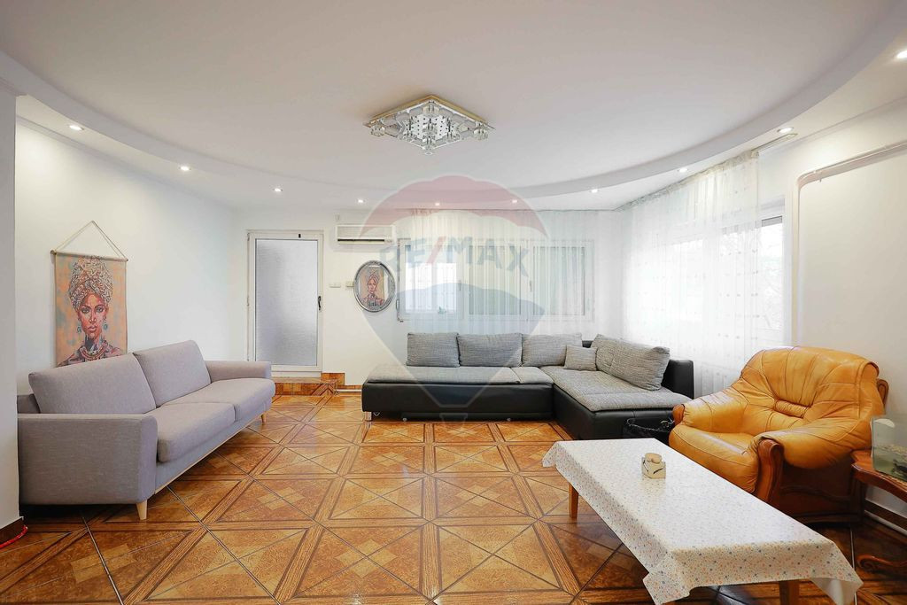 Casă de vânzare formată din 3 Ap. în zona Dealuri, st...