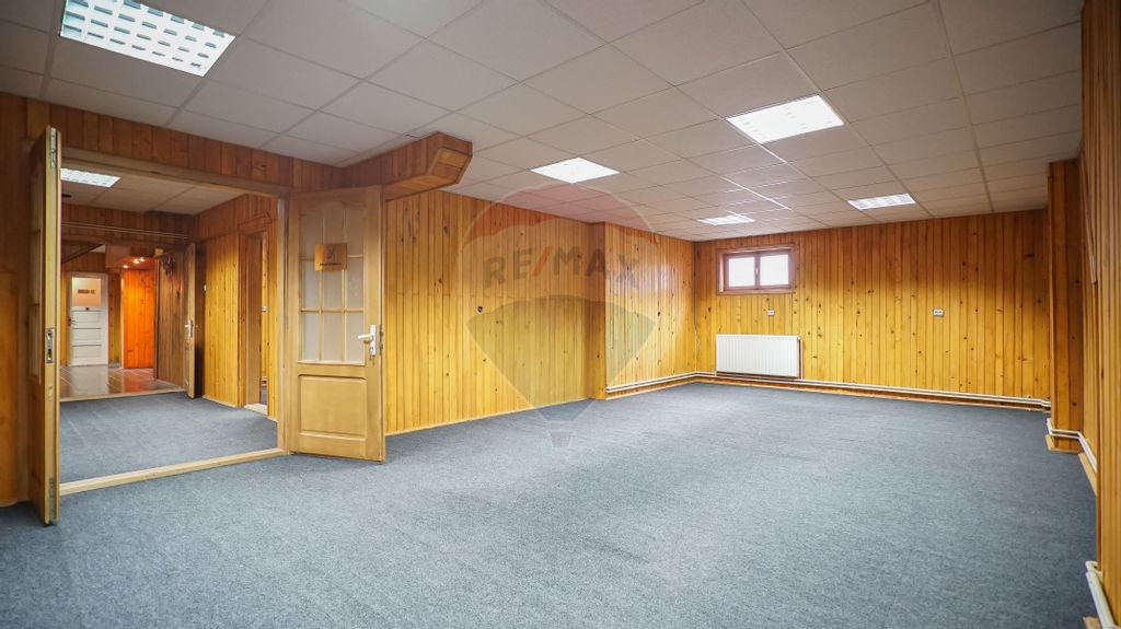 Cladire 9 camere, de închiriat, Str. Postăvarului