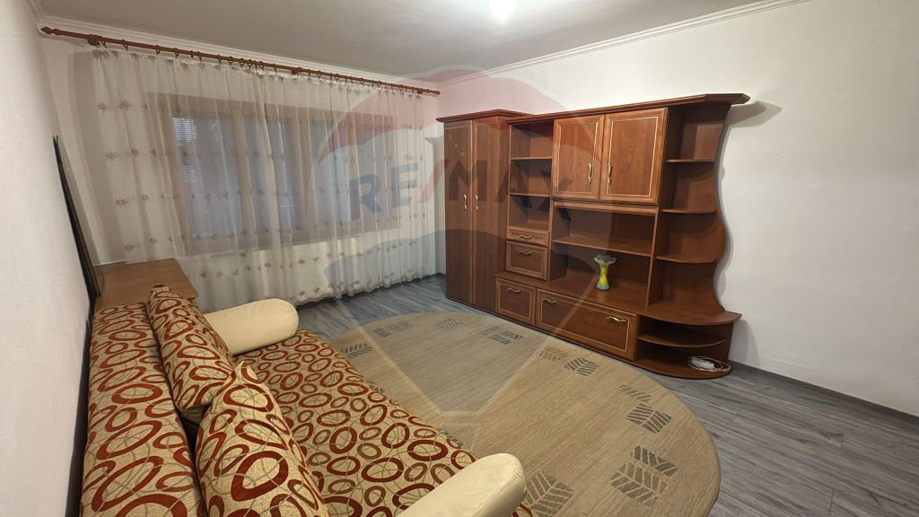 De închiriat apartament 3 camere în zona Nufărul
