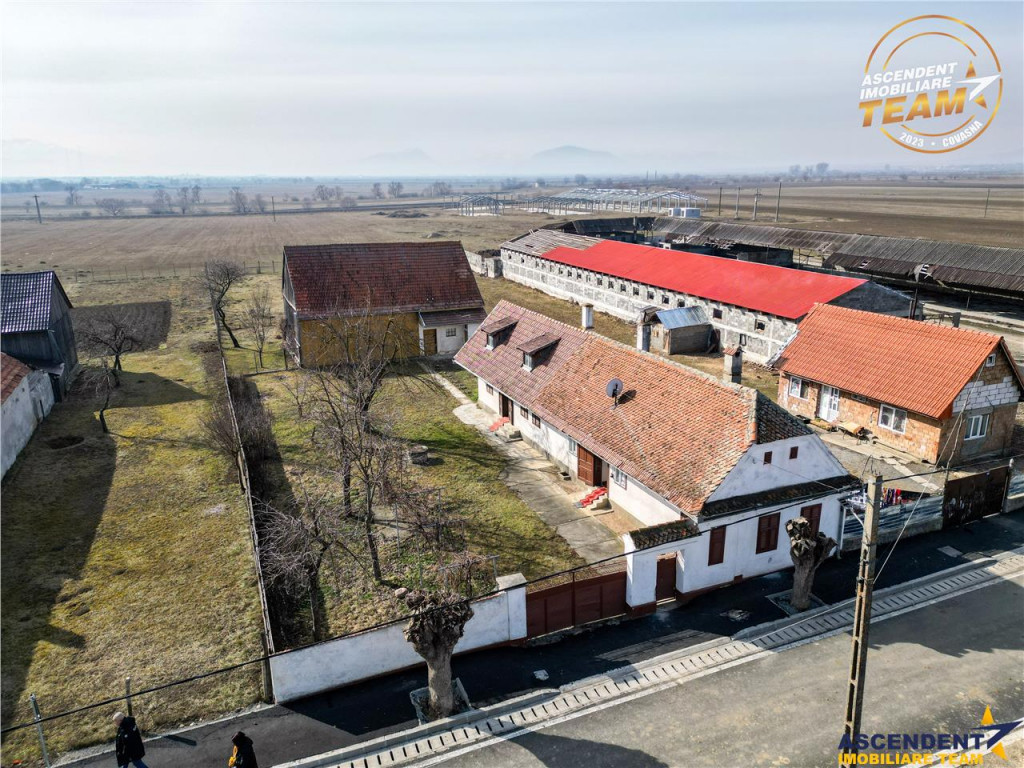 FILM ! Pe 1.800 mp teren, casa, sura, garaj, pomi fructiferi