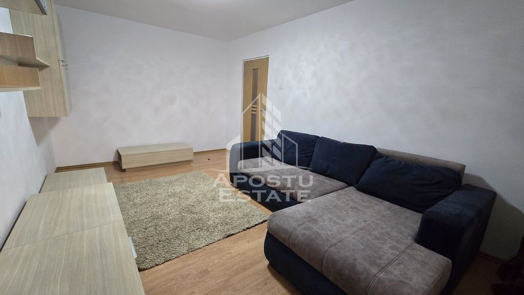 Apartament cu 3 camere, decomandat, zona Lipovei
