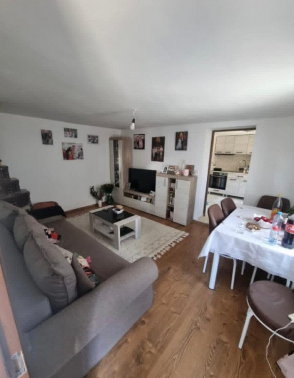 Casa la rosu, 300 mp, 31 ari de teren, Maneuti-Fratautii Vec