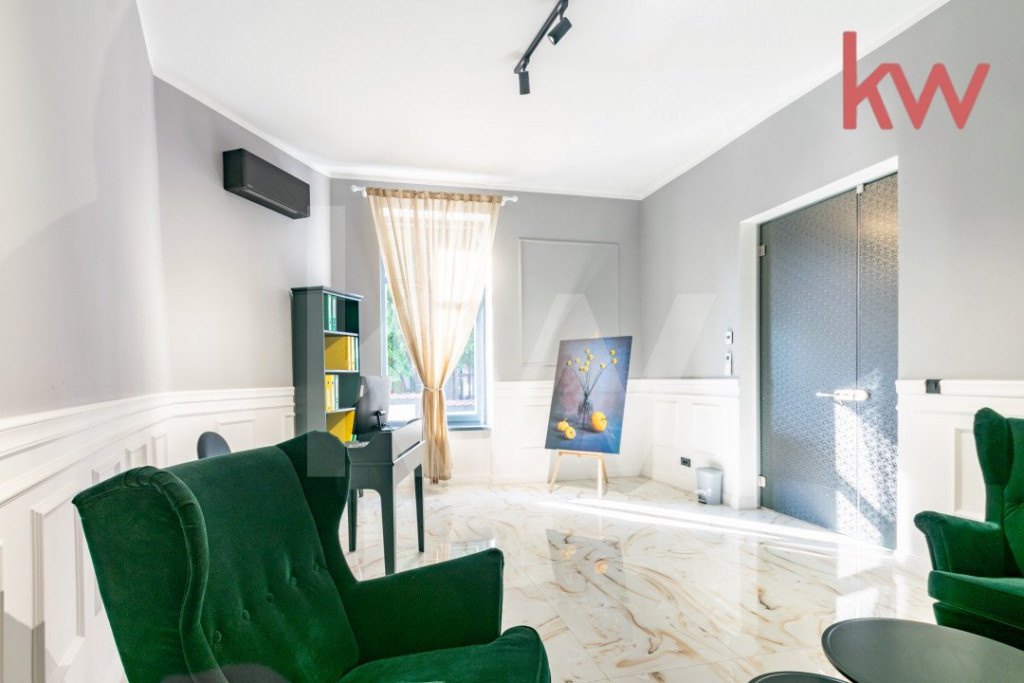 Casa demisol, parter, mansarda, langa Muzeul Olteniei, teren