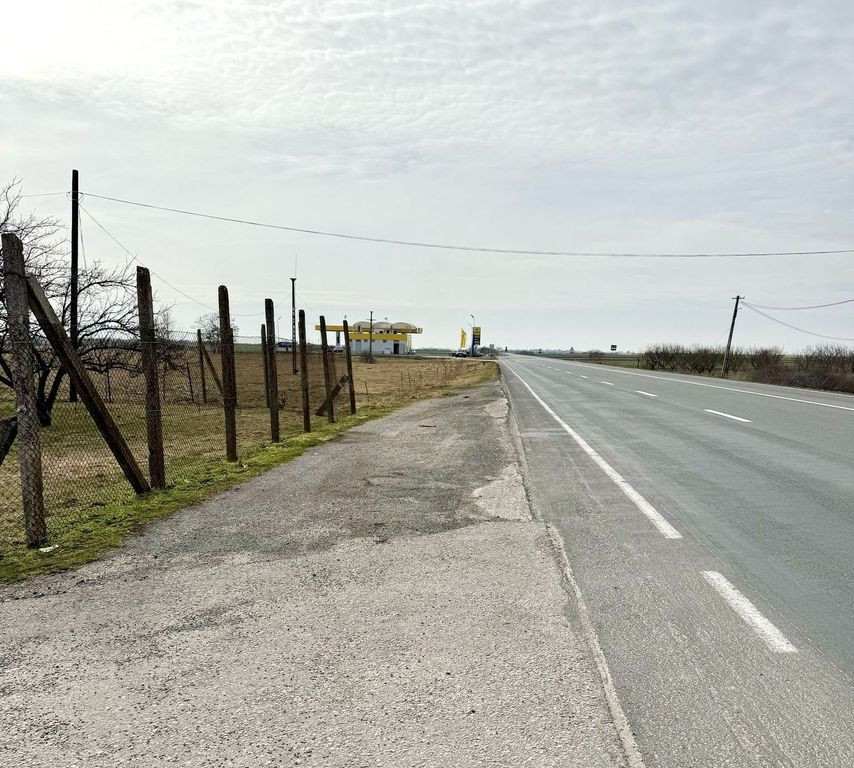 Pret redus Teren generos cu grajd nou in Varsand