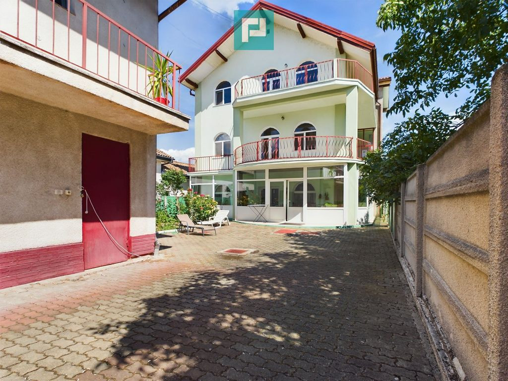 Vilă cu 3 apartamente de vânzare în zona Parneava