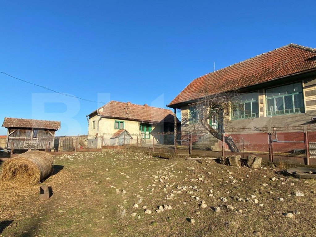 Casa veche cu 4 camere, teren 1800 mp, Henig