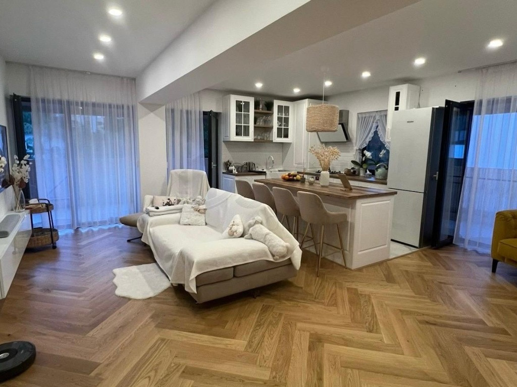 Apartament 4 camere de vanzare