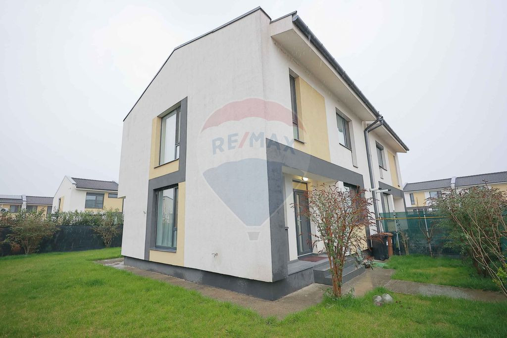 Casă cu 4 camere de vânzare în Cartierul Riviera, Oradea