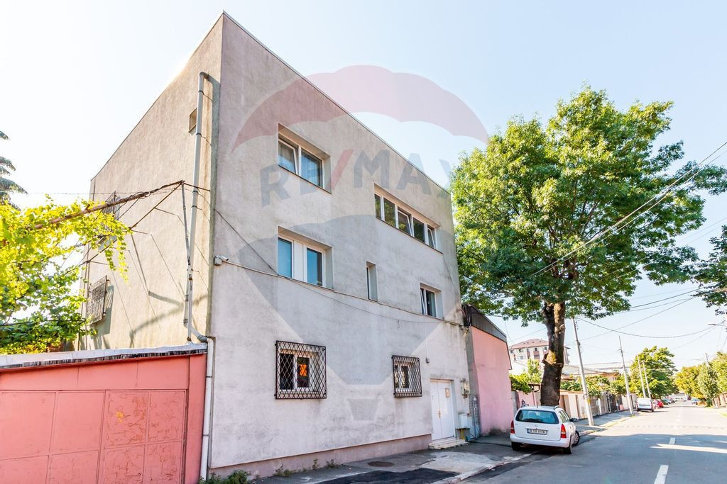 Casă / Vilă cu 7 camere de vânzare în zona Giulesti