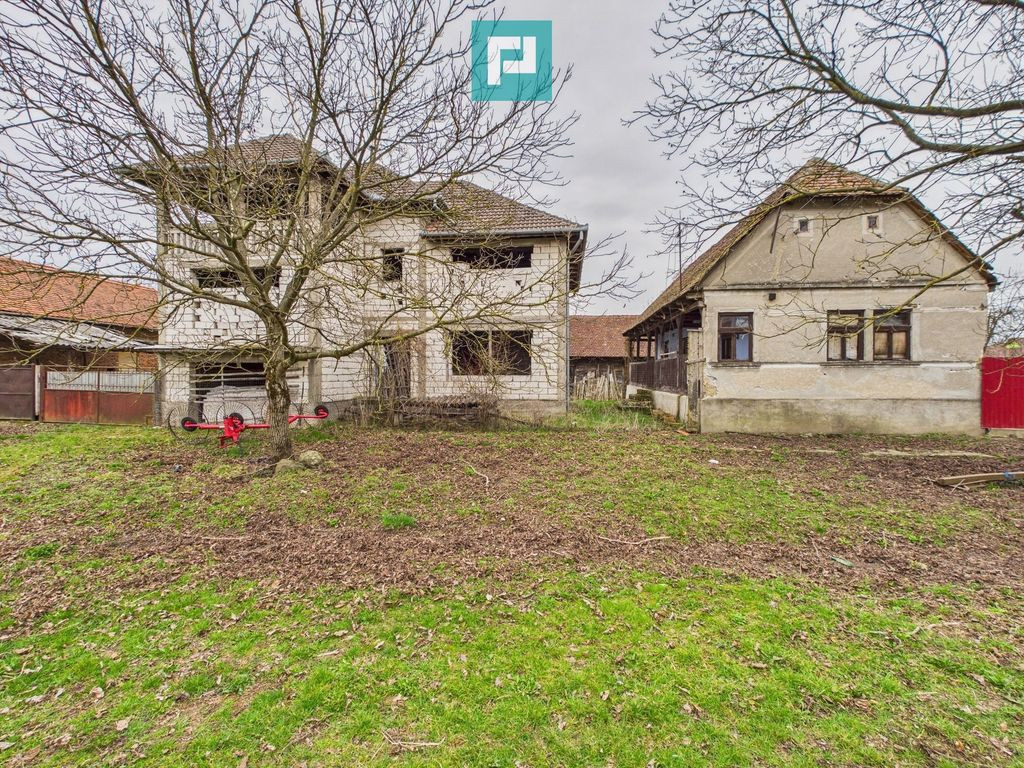 Casă la roșu în localitatea Almaș, Arad.