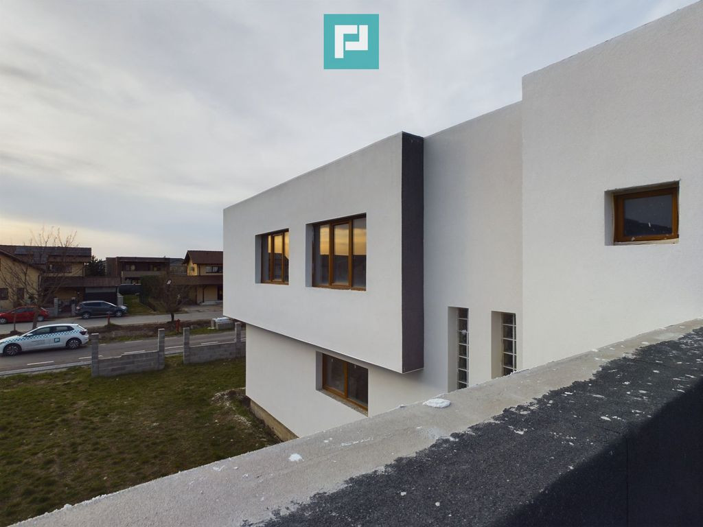 Vilă la gri în Via Carmina