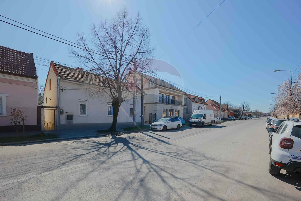 Casă cu 3 camere de vânzare - Oportunitate de investiț...