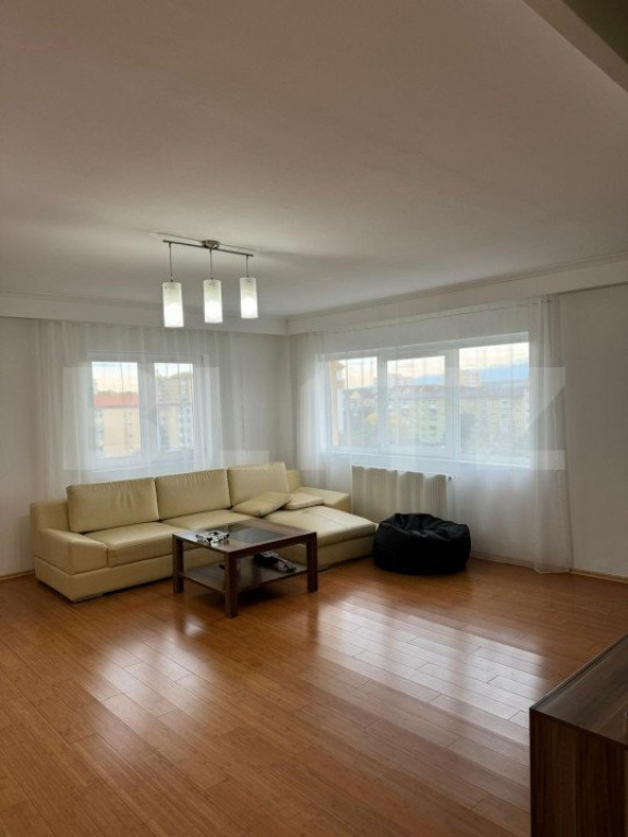 Apartament la mansarda, 4 camere, 2 bai, 91 mp, cartier Vasi