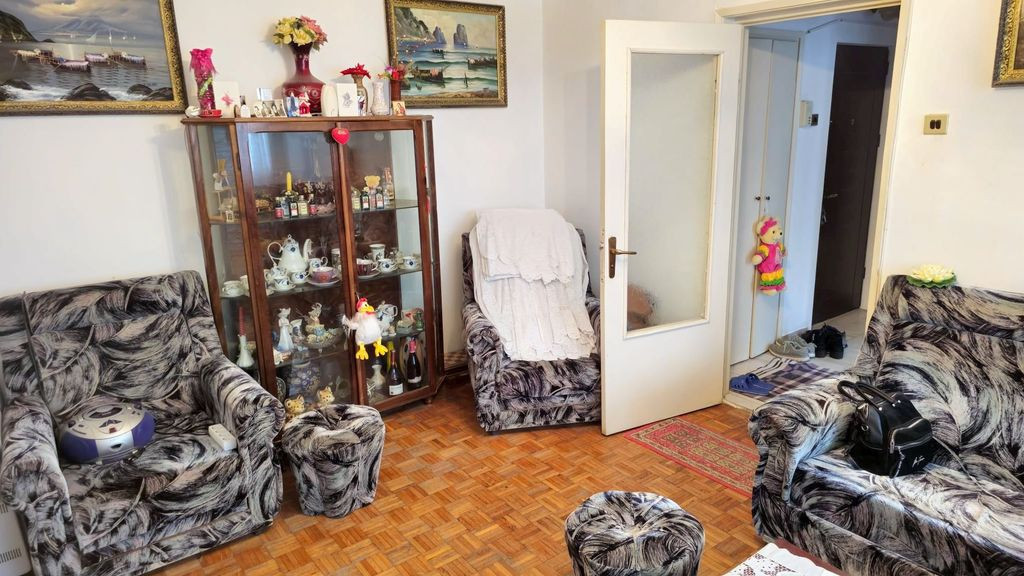 Vanzare - Apartament cu 3 camere, etaj 1- Mazepa 1, zona ...