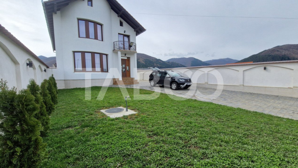 Casa individuala de inchiriat cu panouri folovoltaice Gura R