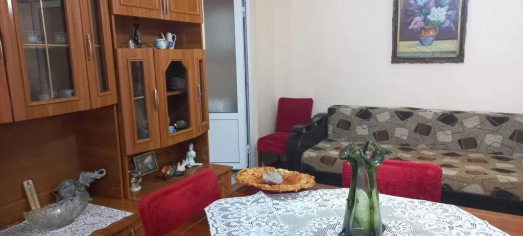 ETAJ 2, zona Viziru 1 mobilat si utila 2 camere LIBER